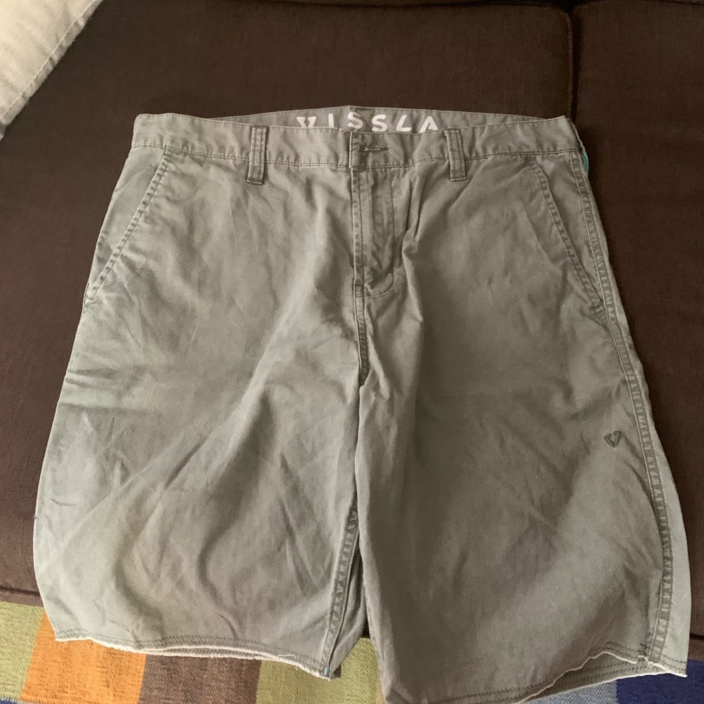 Men’s Vissla khaki/army green shorts  size 33